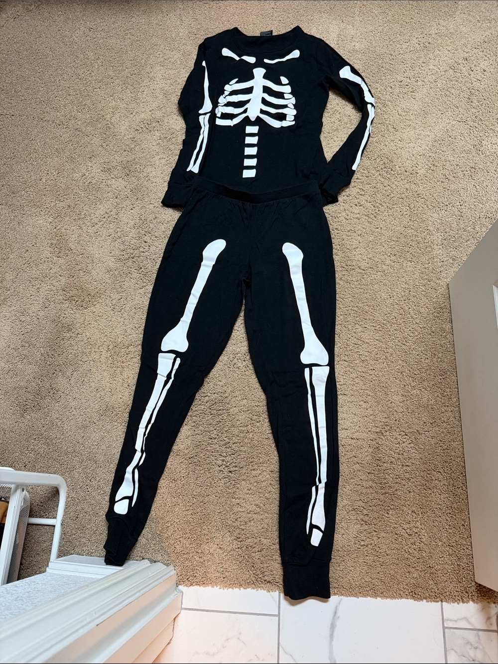 Women's Black Skeleton Print Pajama Set - Playful Sleep Tee & Joggers